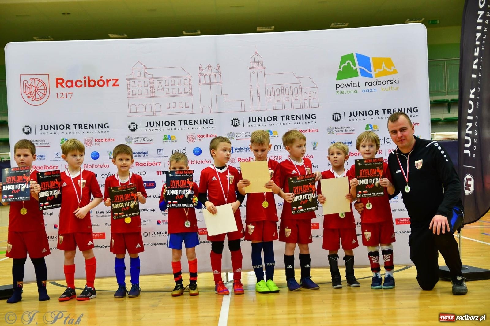 Zdjęcie w galerii na portalu naszraciborz.pl: Junior Futsal Cup. Zmagania skrzatów w hali OSiR Racibórz [FOTO] wiadomości z regionu