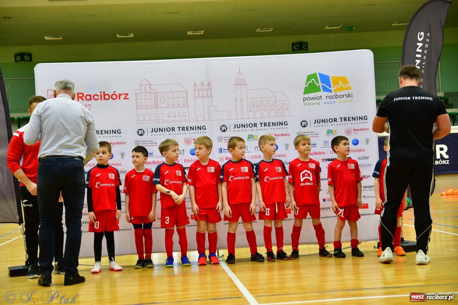 Zdjęcie w galerii na portalu naszraciborz.pl: Junior Futsal Cup. Zmagania skrzatów w hali OSiR Racibórz [FOTO] wiadomości z regionu