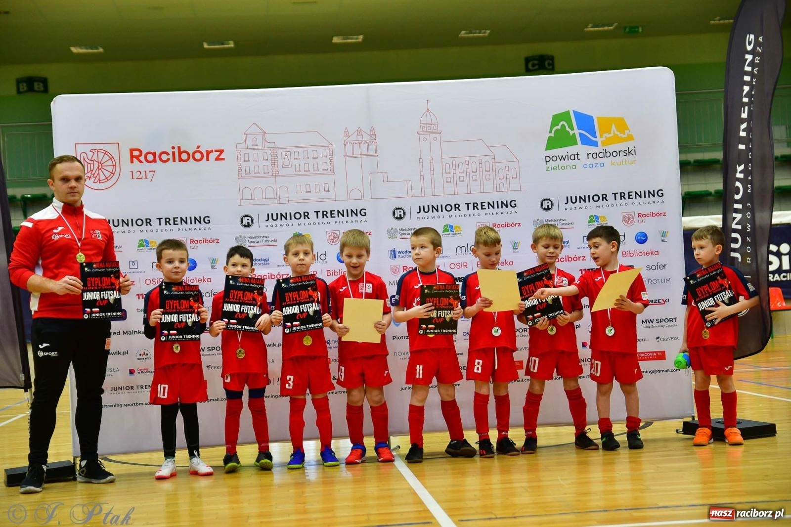 Zdjęcie w galerii na portalu naszraciborz.pl: Junior Futsal Cup. Zmagania skrzatów w hali OSiR Racibórz [FOTO] wiadomości z regionu