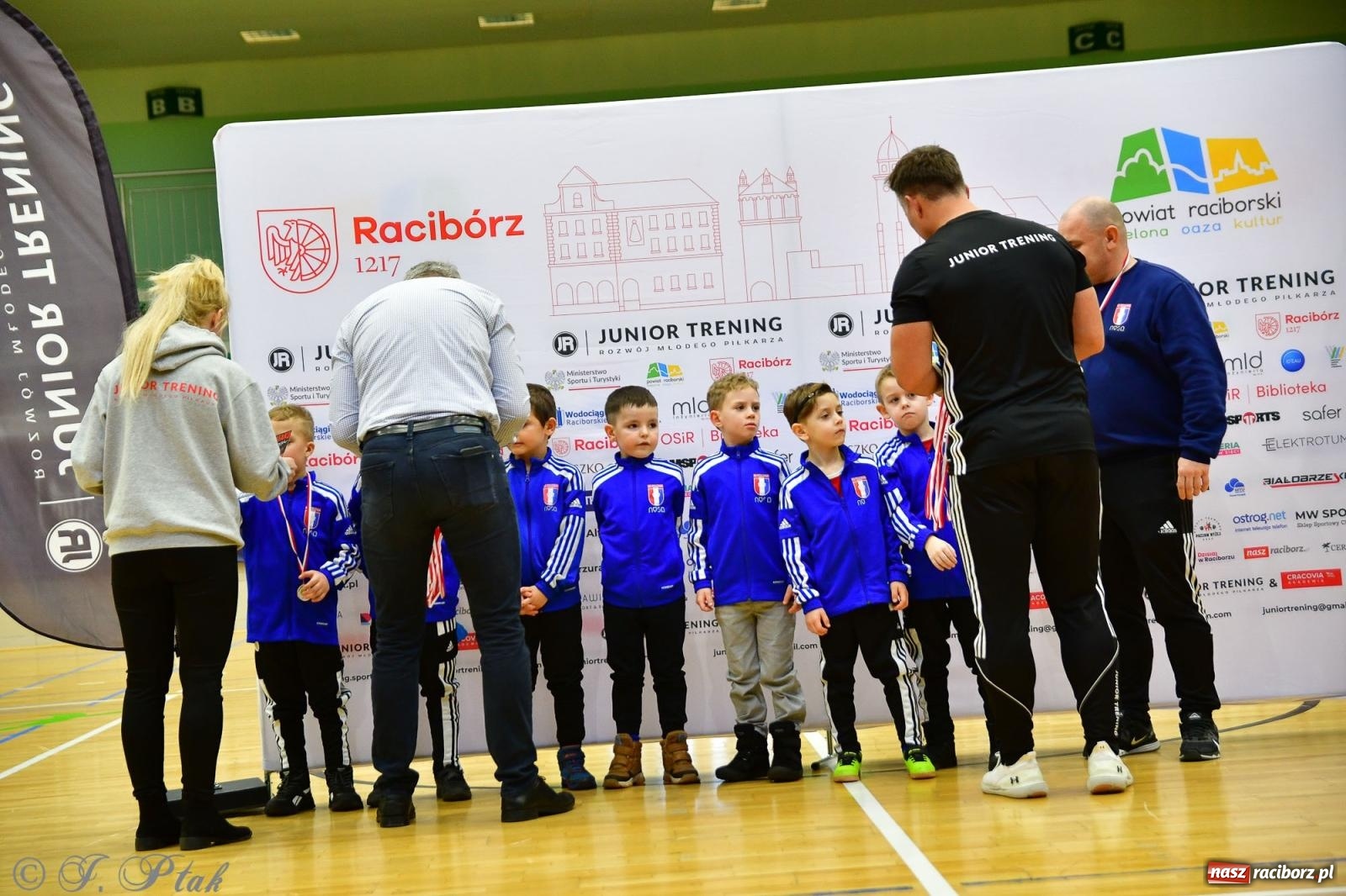 Zdjęcie w galerii na portalu naszraciborz.pl: Junior Futsal Cup. Zmagania skrzatów w hali OSiR Racibórz [FOTO] wiadomości z regionu