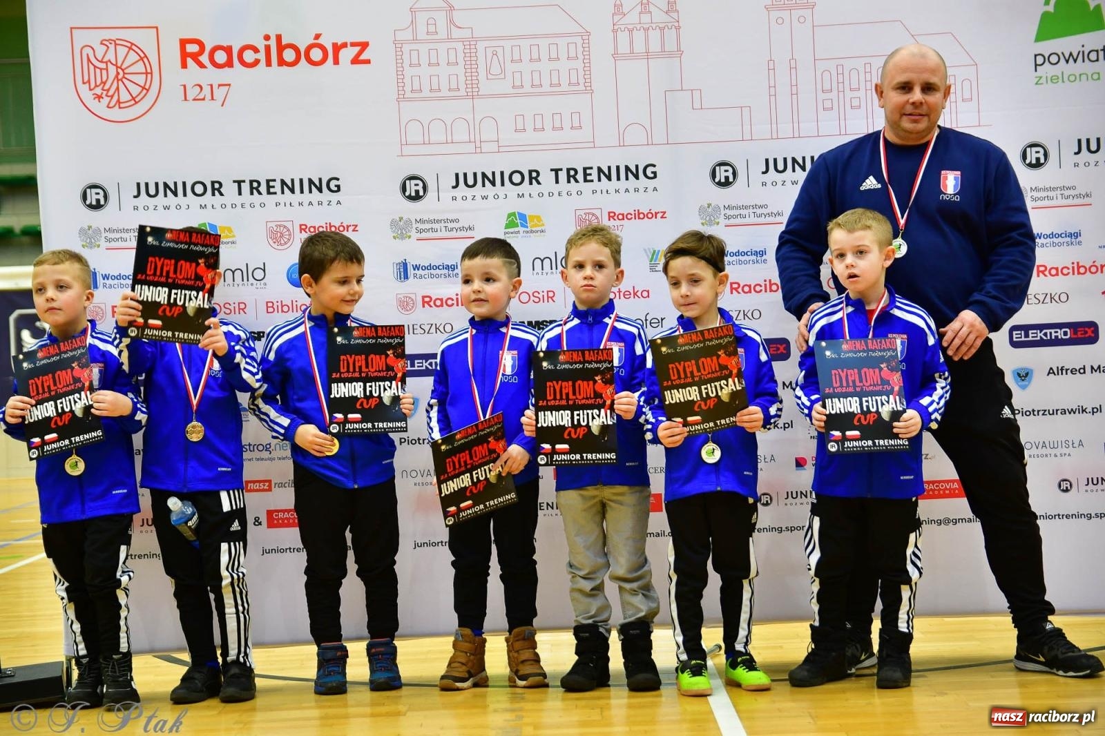 Zdjęcie w galerii na portalu naszraciborz.pl: Junior Futsal Cup. Zmagania skrzatów w hali OSiR Racibórz [FOTO] wiadomości z regionu