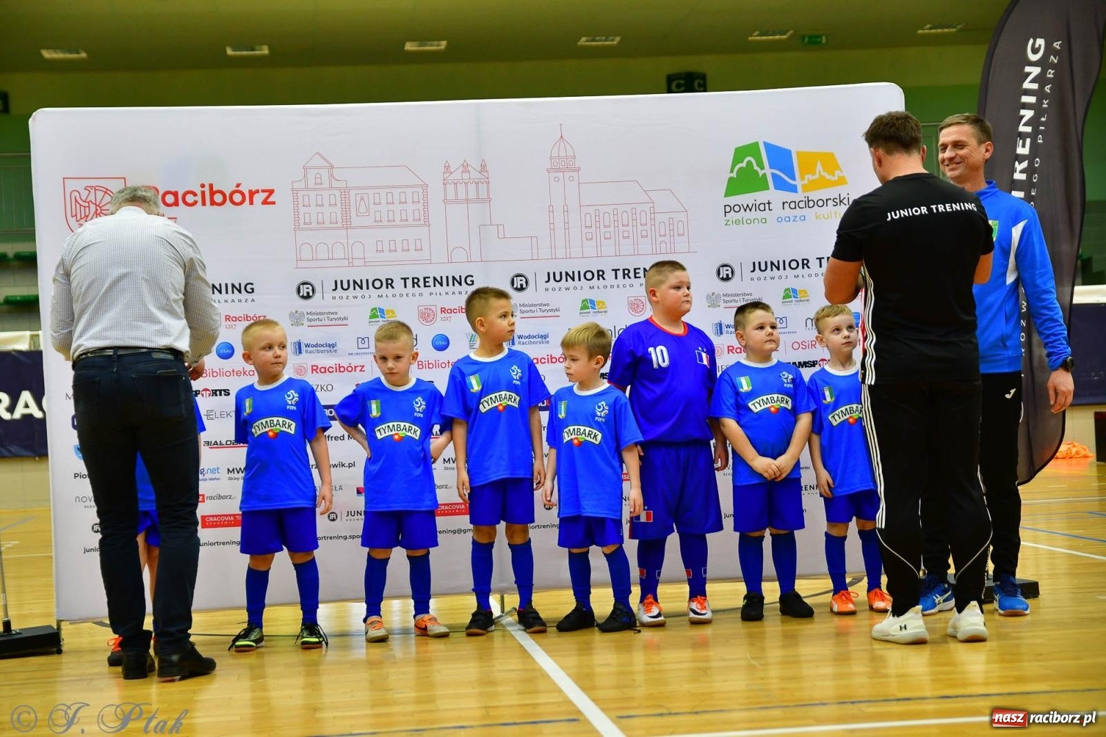 Zdjęcie w galerii na portalu naszraciborz.pl: Junior Futsal Cup. Zmagania skrzatów w hali OSiR Racibórz [FOTO] wiadomości z regionu