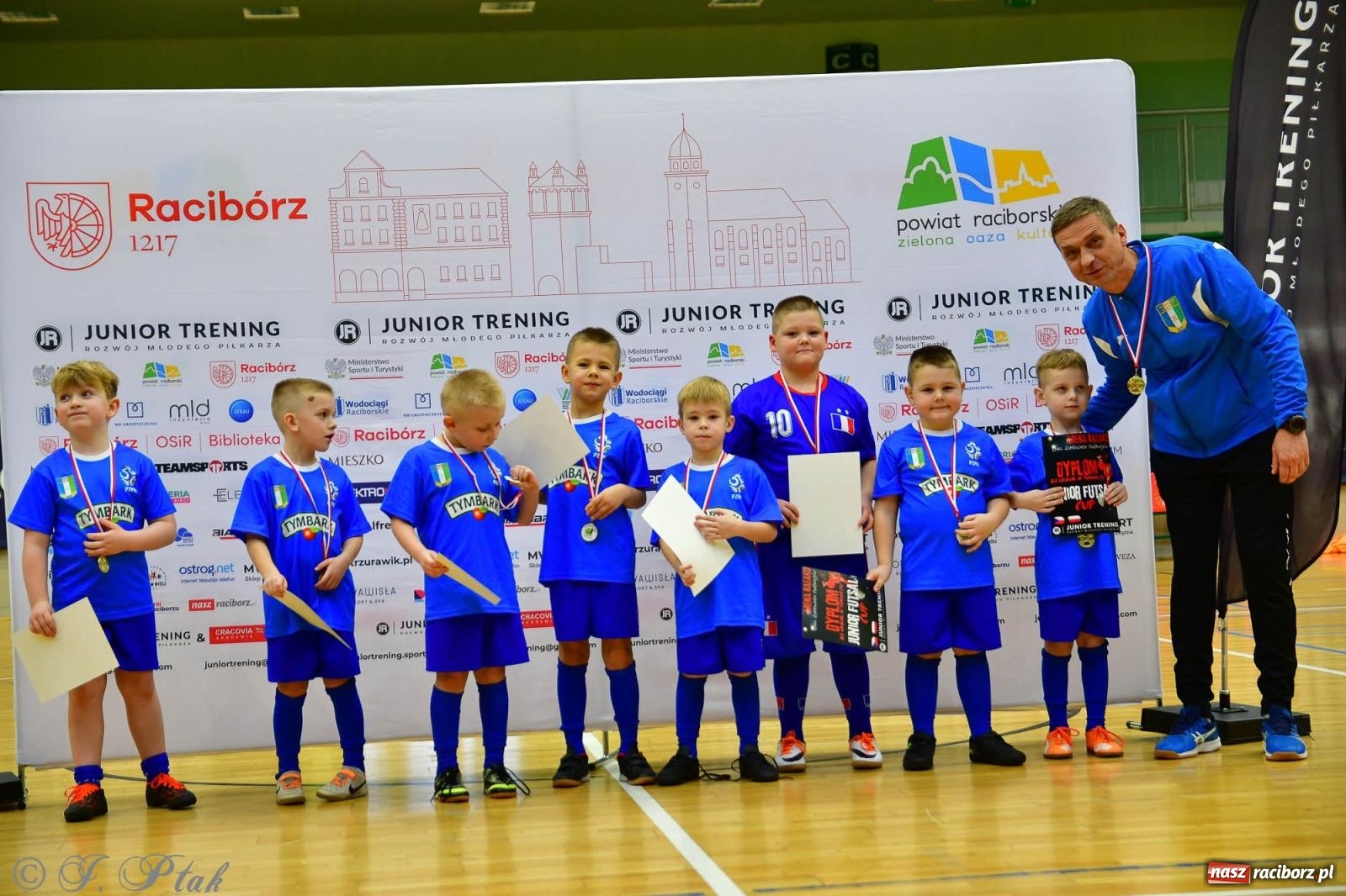 Zdjęcie w galerii na portalu naszraciborz.pl: Junior Futsal Cup. Zmagania skrzatów w hali OSiR Racibórz [FOTO] wiadomości z regionu