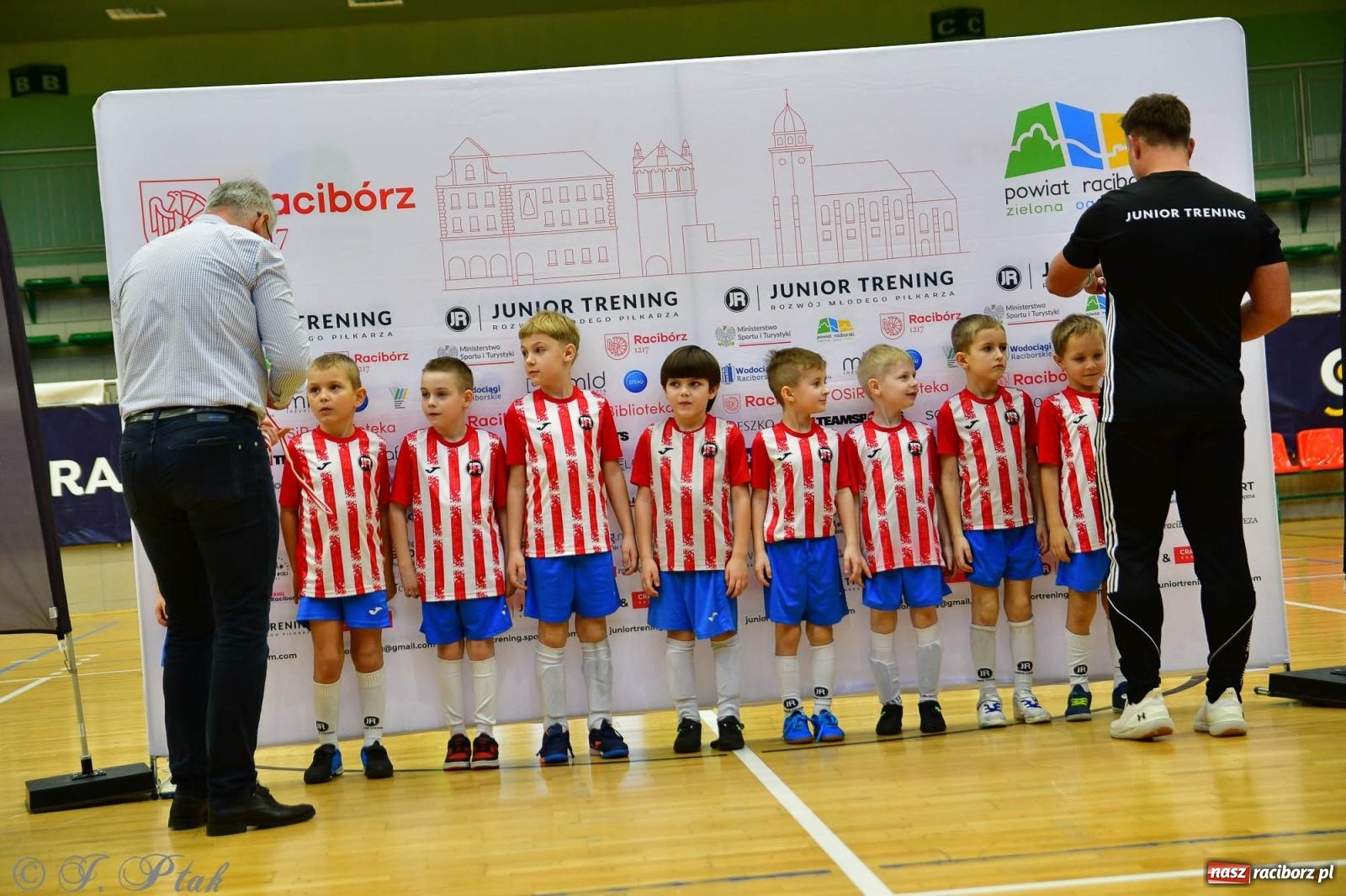 Zdjęcie w galerii na portalu naszraciborz.pl: Junior Futsal Cup. Zmagania skrzatów w hali OSiR Racibórz [FOTO] wiadomości z regionu
