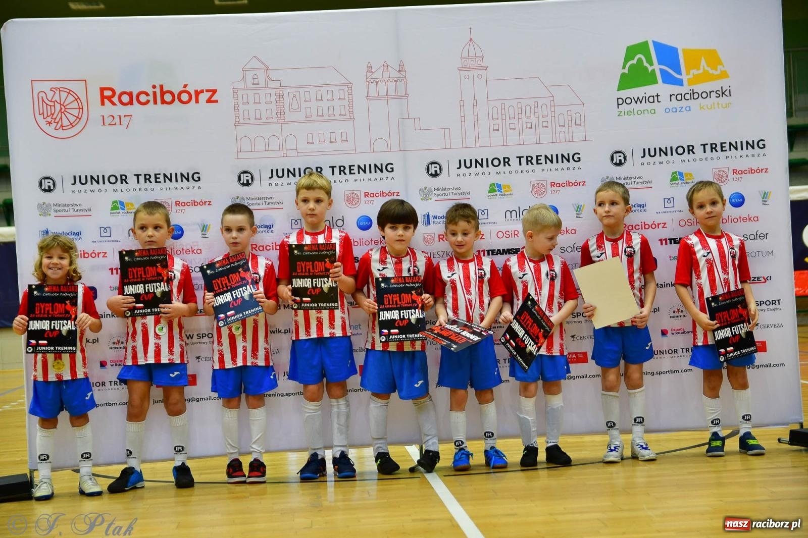 Zdjęcie w galerii na portalu naszraciborz.pl: Junior Futsal Cup. Zmagania skrzatów w hali OSiR Racibórz [FOTO] wiadomości z regionu