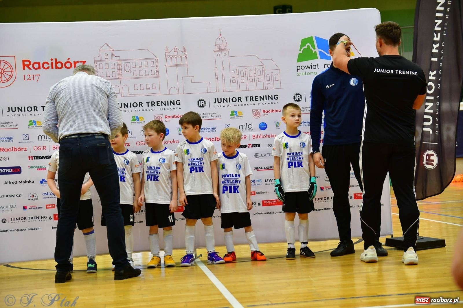 Zdjęcie w galerii na portalu naszraciborz.pl: Junior Futsal Cup. Zmagania skrzatów w hali OSiR Racibórz [FOTO] wiadomości z regionu