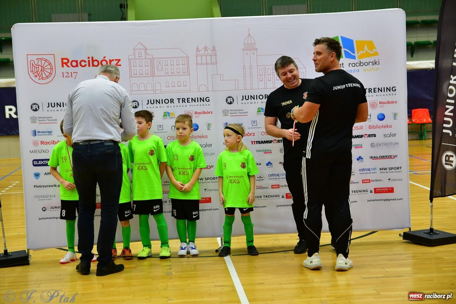 Zdjęcie w galerii na portalu naszraciborz.pl: Junior Futsal Cup. Zmagania skrzatów w hali OSiR Racibórz [FOTO] wiadomości z regionu