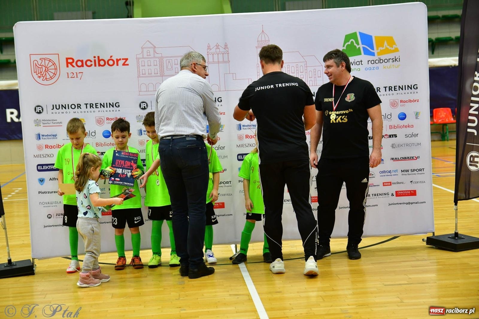 Zdjęcie w galerii na portalu naszraciborz.pl: Junior Futsal Cup. Zmagania skrzatów w hali OSiR Racibórz [FOTO] wiadomości z regionu