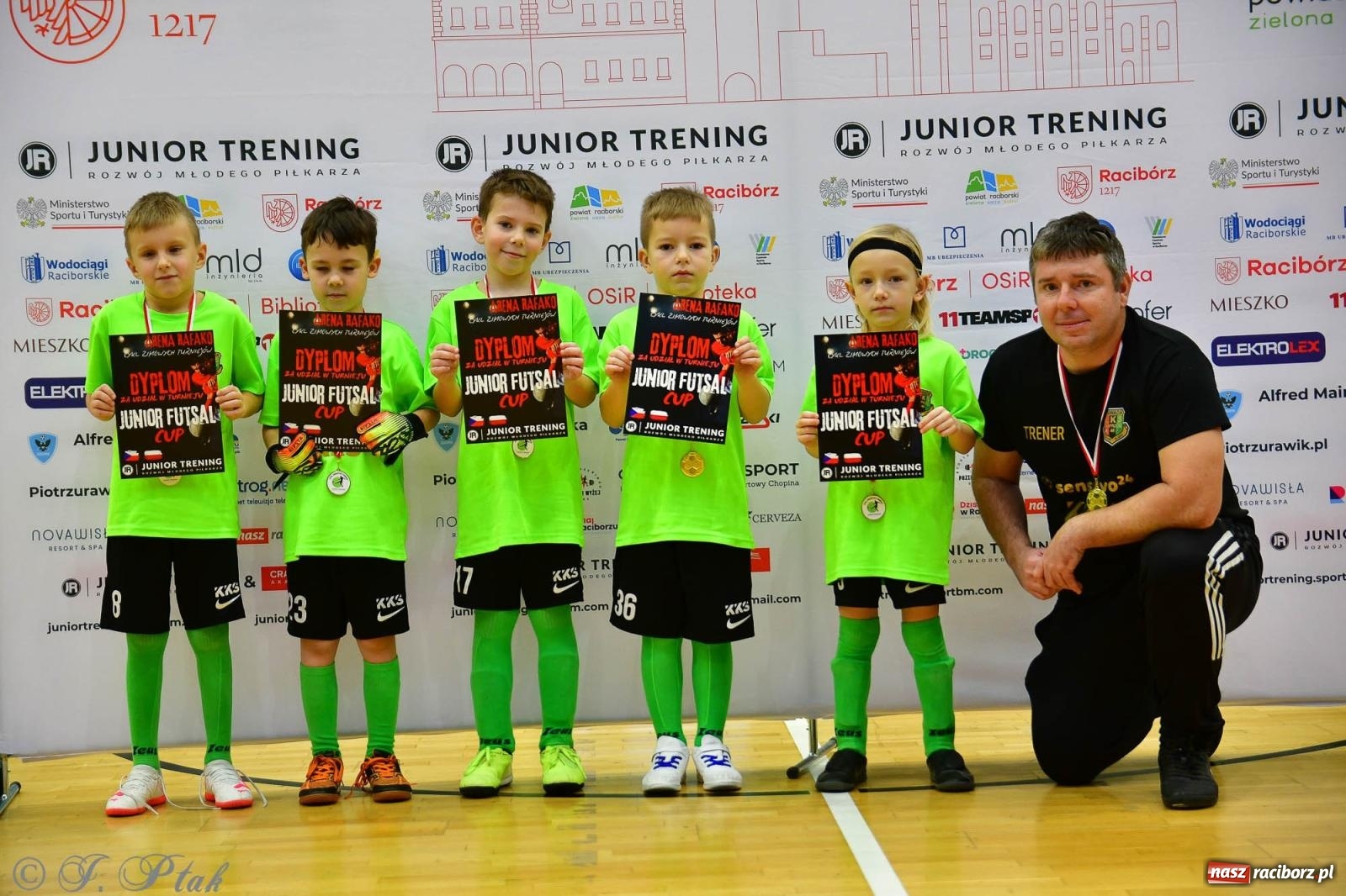 Zdjęcie w galerii na portalu naszraciborz.pl: Junior Futsal Cup. Zmagania skrzatów w hali OSiR Racibórz [FOTO] wiadomości z regionu