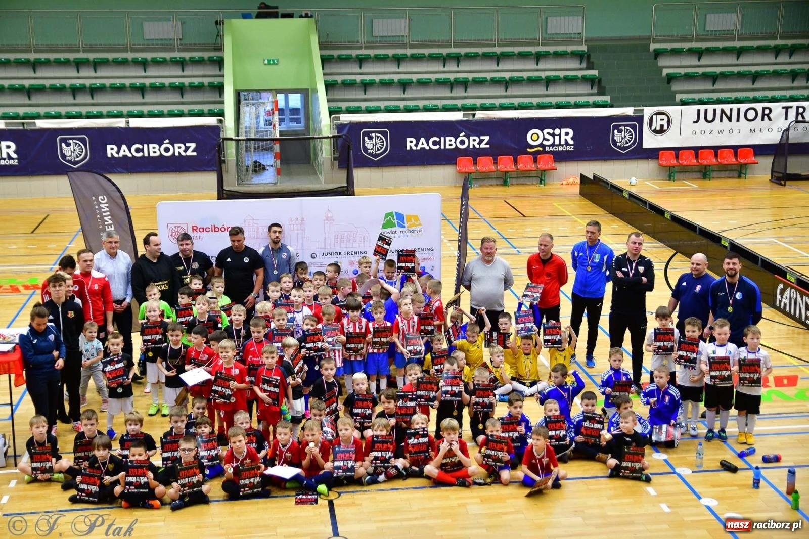 Zdjęcie w galerii na portalu naszraciborz.pl: Junior Futsal Cup. Zmagania skrzatów w hali OSiR Racibórz [FOTO] wiadomości z regionu
