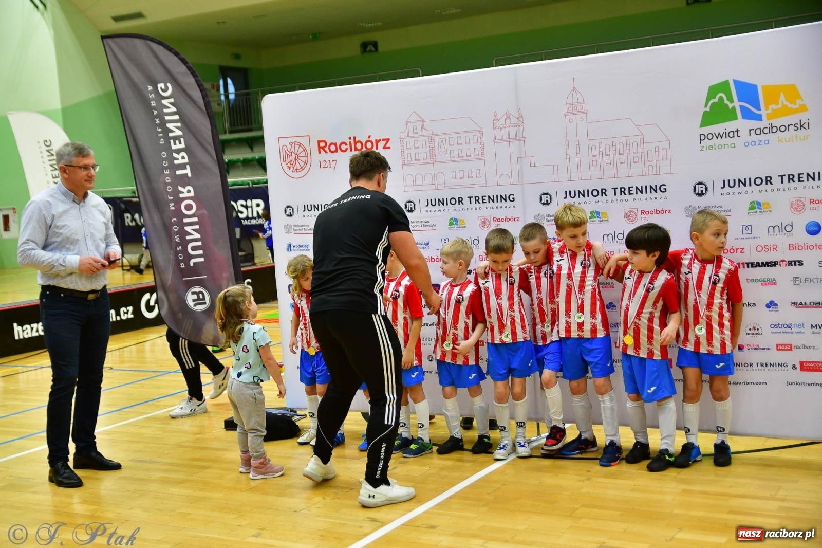 Zdjęcie w galerii na portalu naszraciborz.pl: Junior Futsal Cup. Zmagania skrzatów w hali OSiR Racibórz [FOTO] wiadomości z regionu