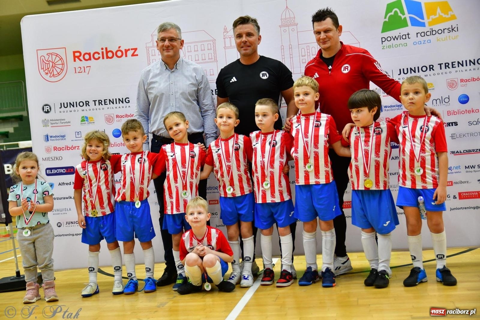 Zdjęcie w galerii na portalu naszraciborz.pl: Junior Futsal Cup. Zmagania skrzatów w hali OSiR Racibórz [FOTO] wiadomości z regionu