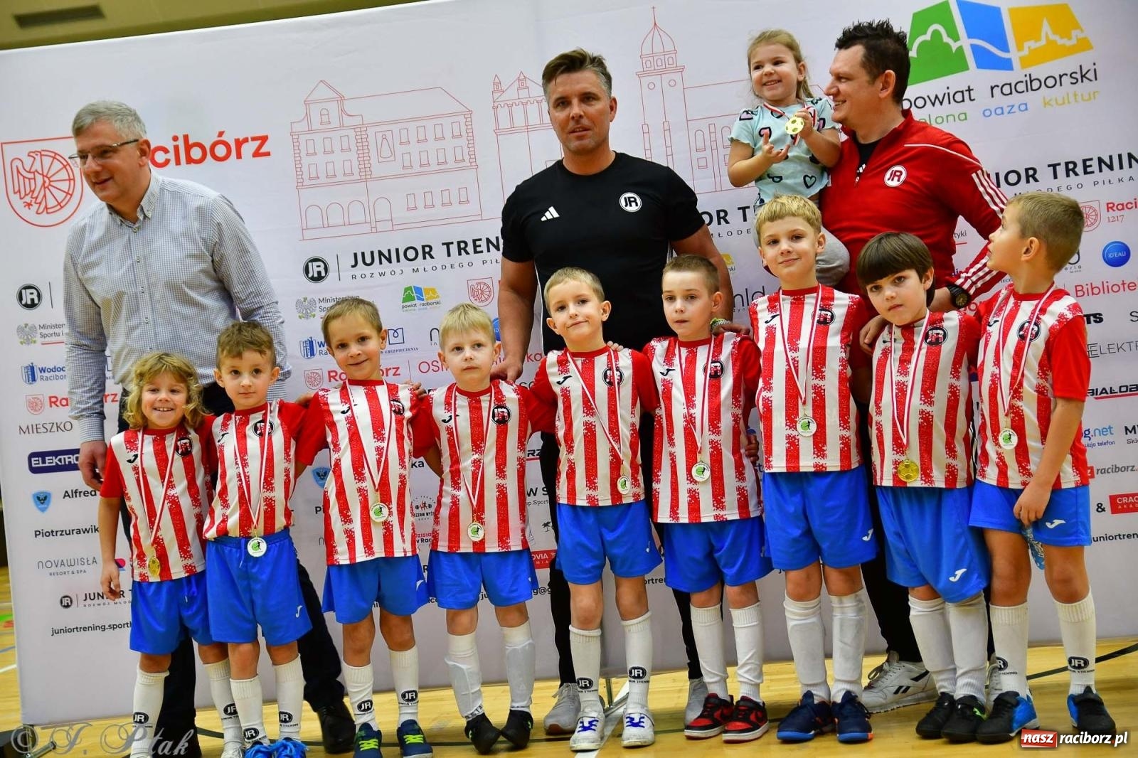 Zdjęcie w galerii na portalu naszraciborz.pl: Junior Futsal Cup. Zmagania skrzatów w hali OSiR Racibórz [FOTO] wiadomości z regionu