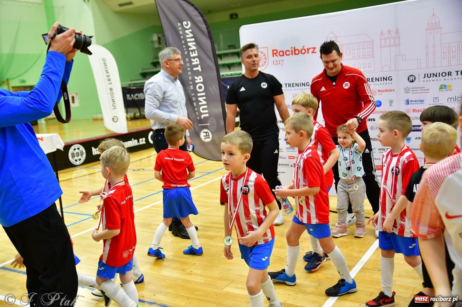 Zdjęcie w galerii na portalu naszraciborz.pl: Junior Futsal Cup. Zmagania skrzatów w hali OSiR Racibórz [FOTO] wiadomości z regionu