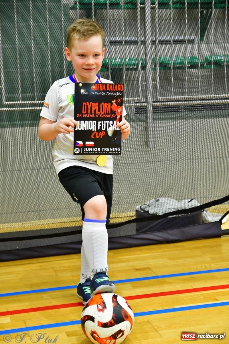 Zdjęcie w galerii na portalu naszraciborz.pl: Junior Futsal Cup. Zmagania skrzatów w hali OSiR Racibórz [FOTO] wiadomości z regionu
