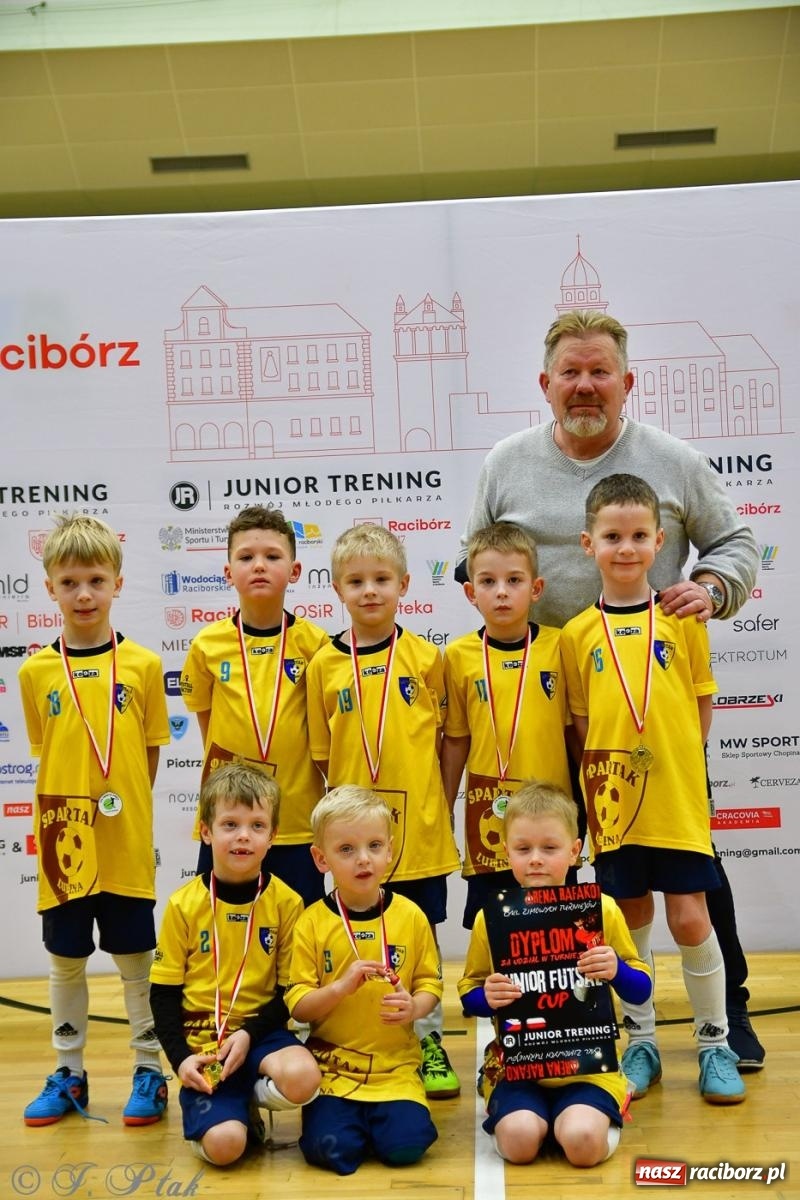 Zdjęcie w galerii na portalu naszraciborz.pl: Junior Futsal Cup. Zmagania skrzatów w hali OSiR Racibórz [FOTO] wiadomości z regionu
