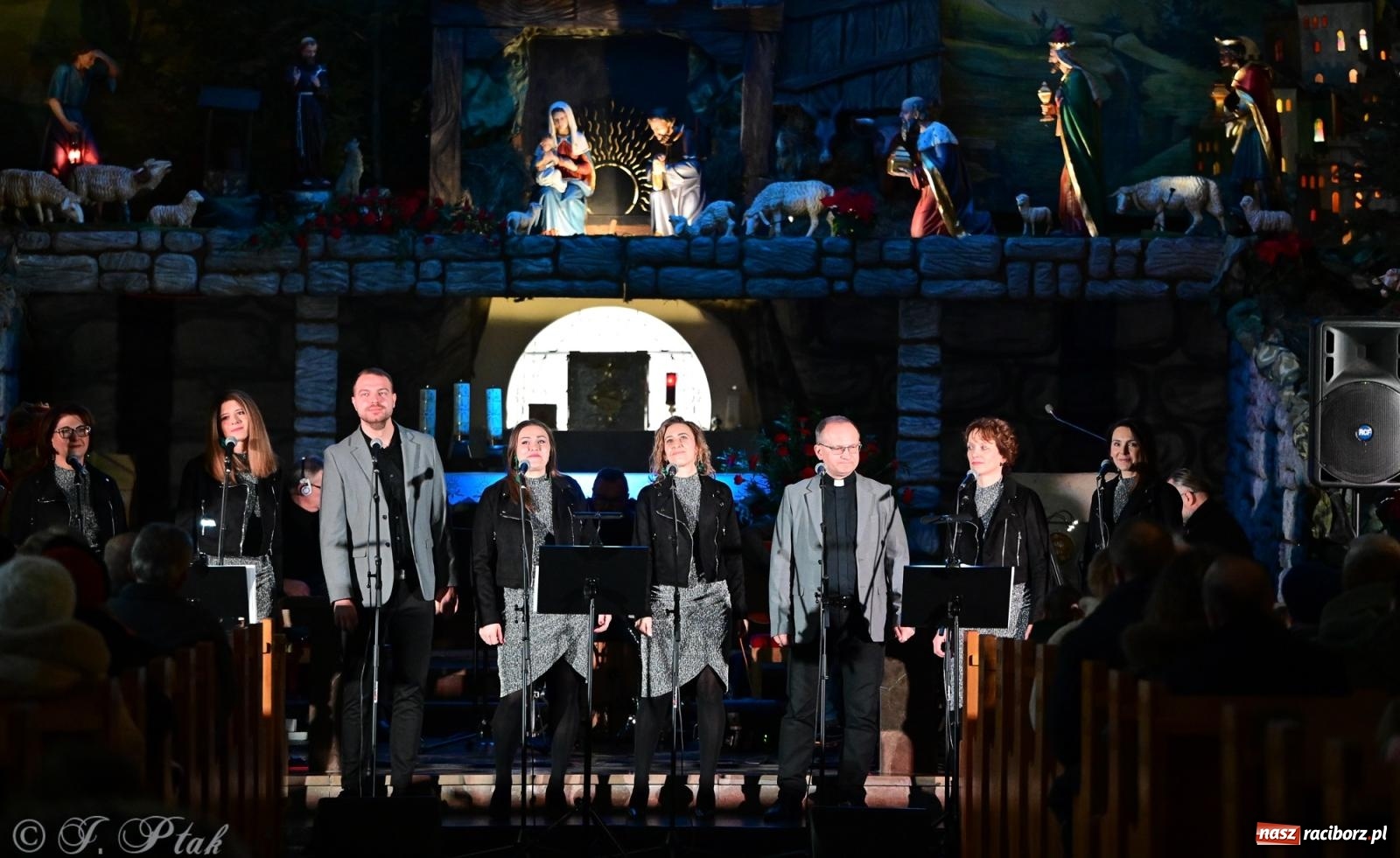 Zdjęcie w galerii na portalu naszraciborz.pl: Kolędowanie z zespołem Obdarowani na Płoni wiadomości z regionu