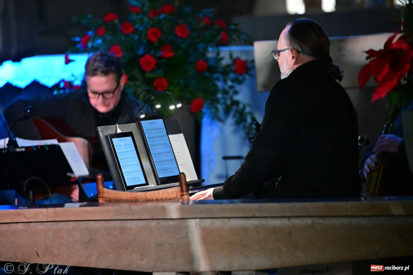 Zdjęcie w galerii na portalu naszraciborz.pl: Kolędowanie z zespołem Obdarowani na Płoni wiadomości z regionu