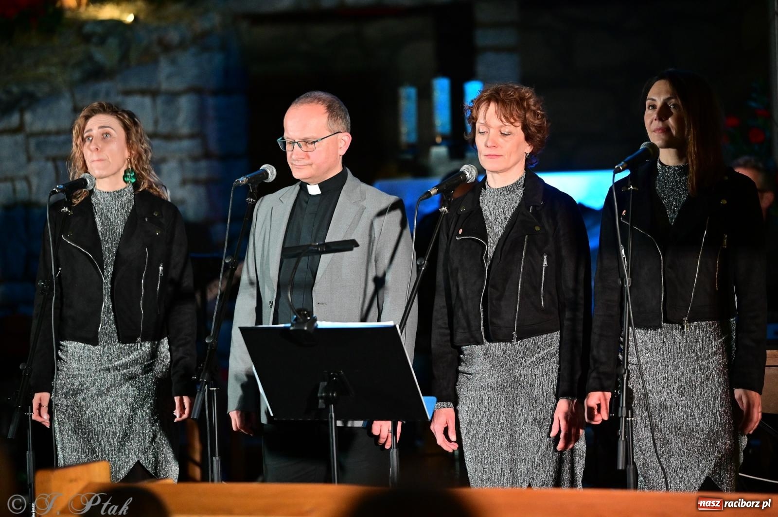 Zdjęcie w galerii na portalu naszraciborz.pl: Kolędowanie z zespołem Obdarowani na Płoni wiadomości z regionu