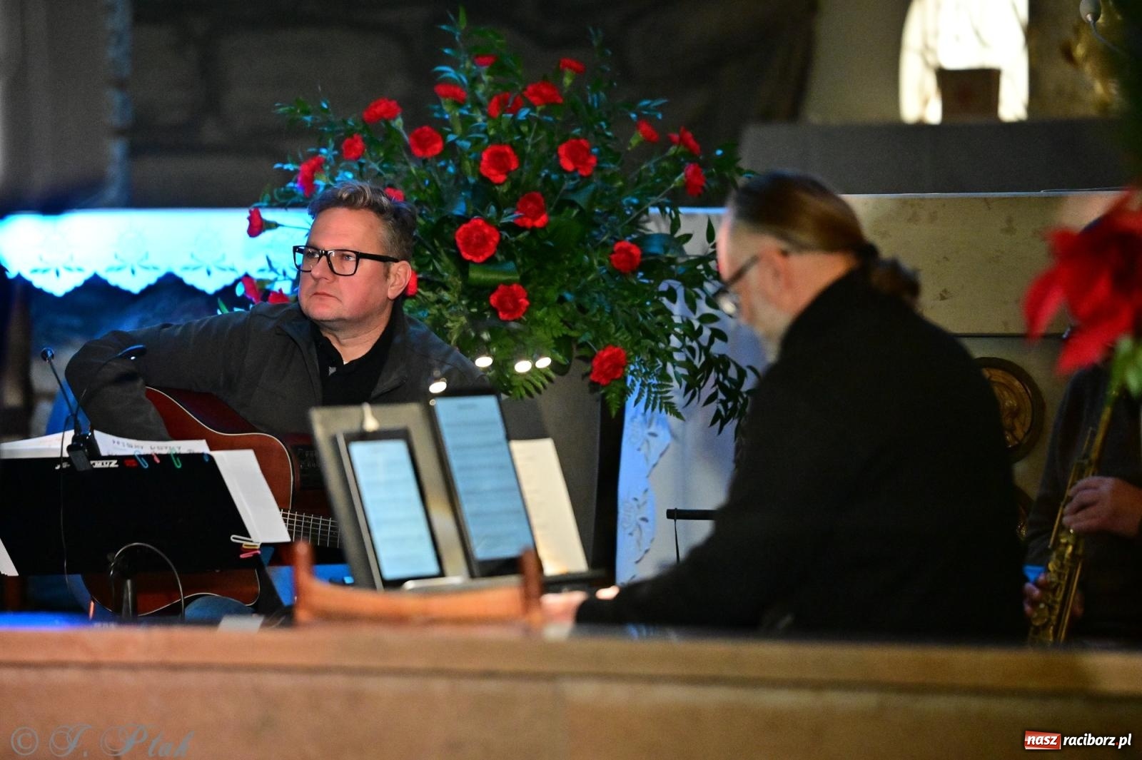 Zdjęcie w galerii na portalu naszraciborz.pl: Kolędowanie z zespołem Obdarowani na Płoni wiadomości z regionu