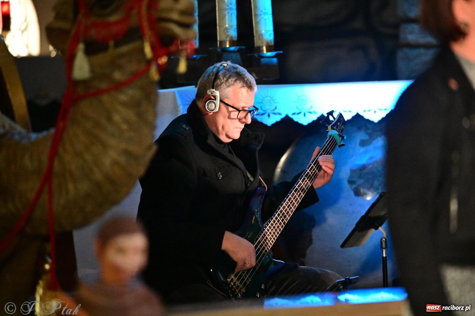 Zdjęcie w galerii na portalu naszraciborz.pl: Kolędowanie z zespołem Obdarowani na Płoni wiadomości z regionu