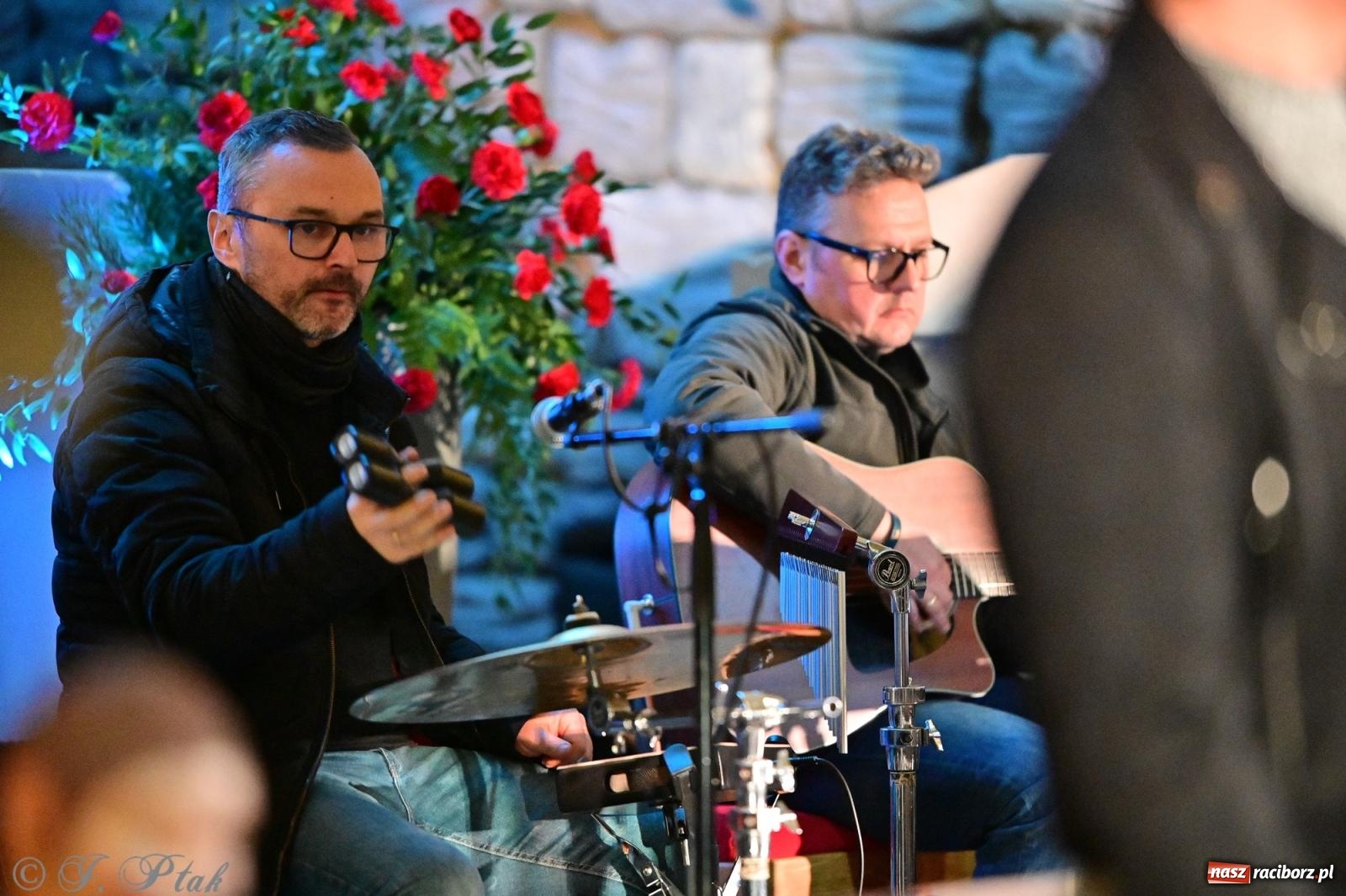 Zdjęcie w galerii na portalu naszraciborz.pl: Kolędowanie z zespołem Obdarowani na Płoni wiadomości z regionu