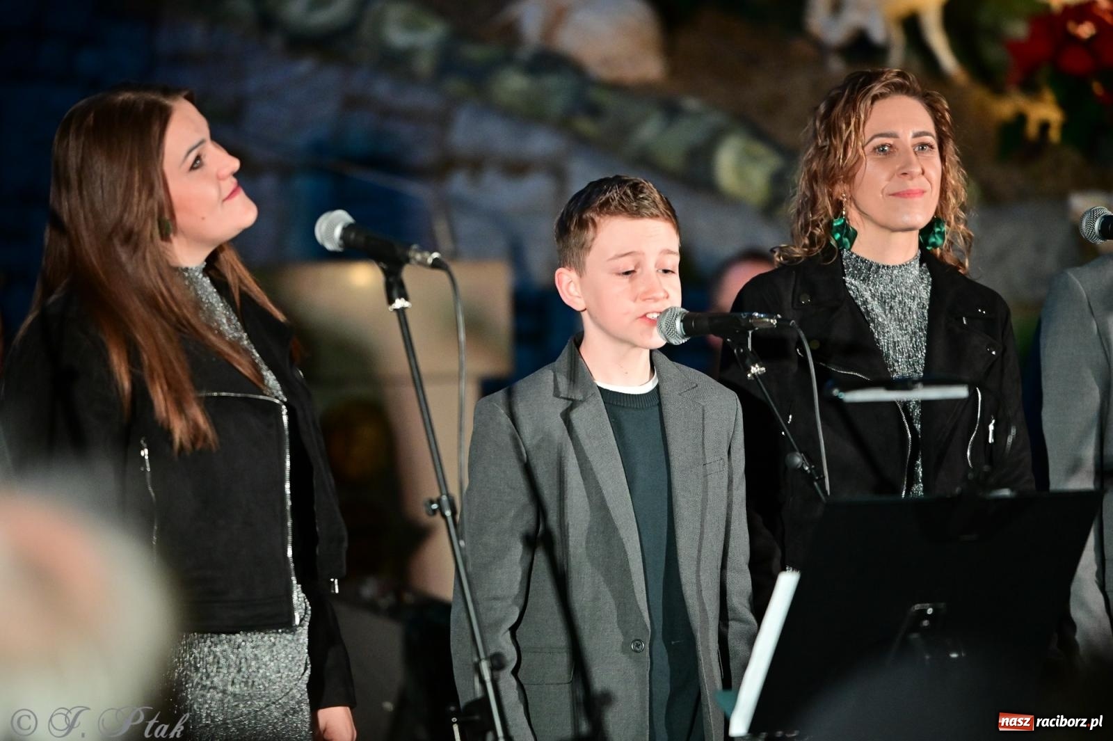 Zdjęcie w galerii na portalu naszraciborz.pl: Kolędowanie z zespołem Obdarowani na Płoni wiadomości z regionu