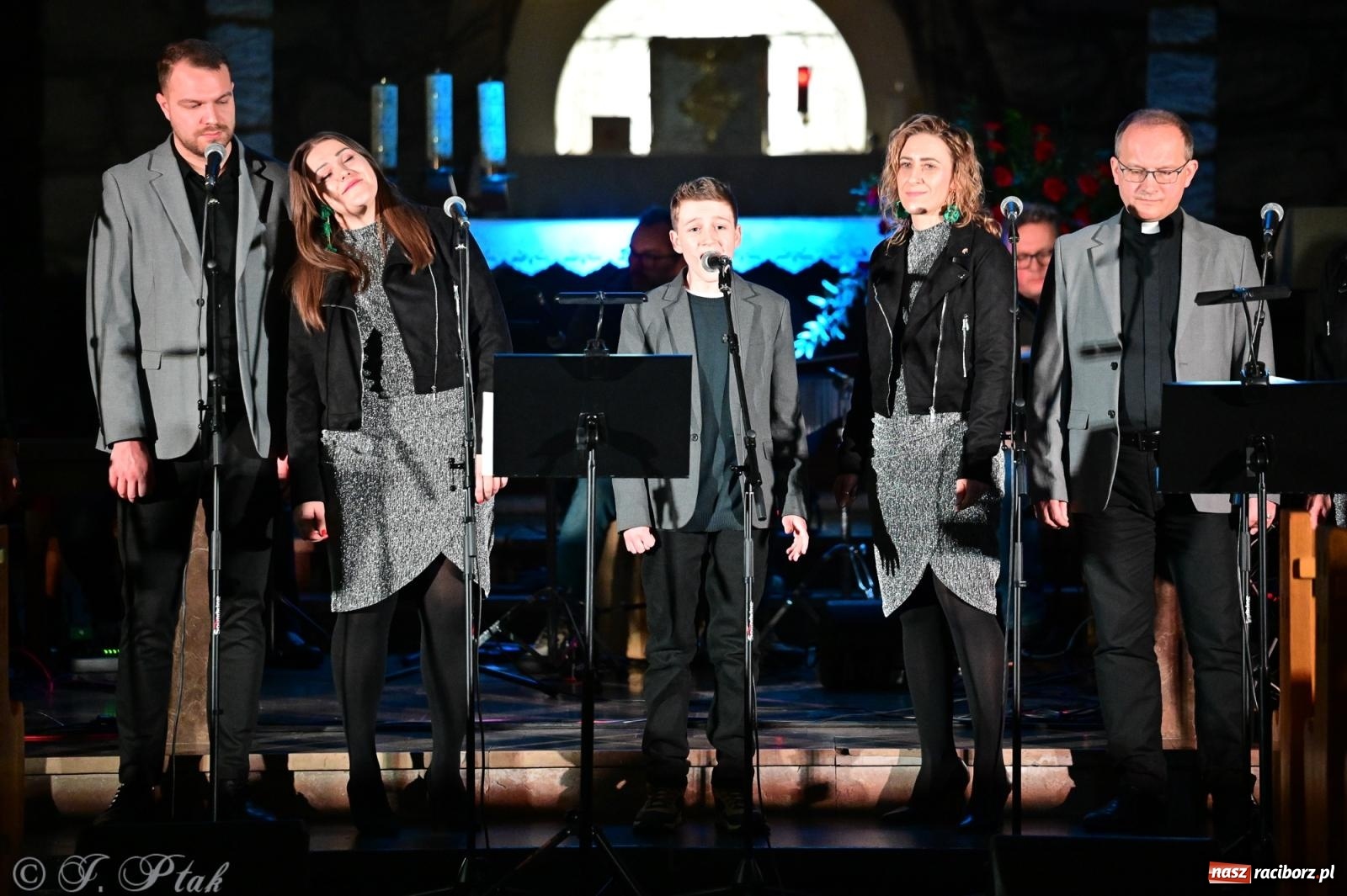 Zdjęcie w galerii na portalu naszraciborz.pl: Kolędowanie z zespołem Obdarowani na Płoni wiadomości z regionu
