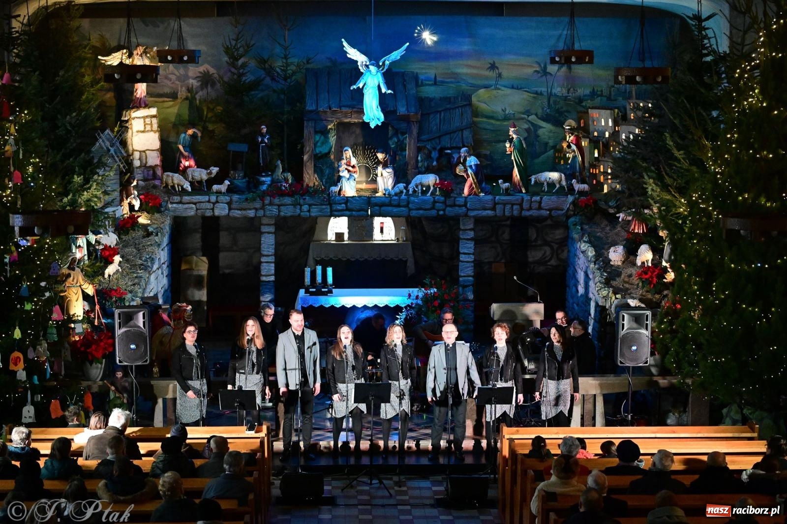 Zdjęcie w galerii na portalu naszraciborz.pl: Kolędowanie z zespołem Obdarowani na Płoni wiadomości z regionu