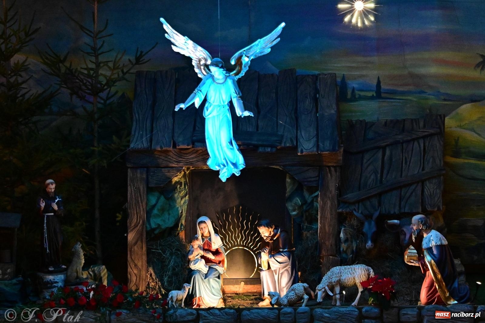 Zdjęcie w galerii na portalu naszraciborz.pl: Kolędowanie z zespołem Obdarowani na Płoni wiadomości z regionu