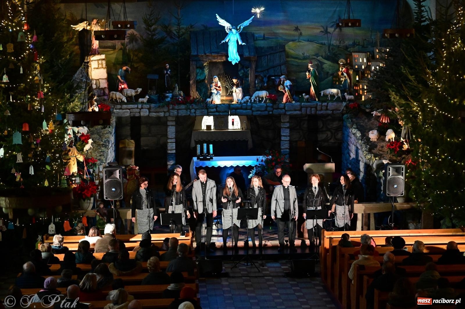 Zdjęcie w galerii na portalu naszraciborz.pl: Kolędowanie z zespołem Obdarowani na Płoni wiadomości z regionu