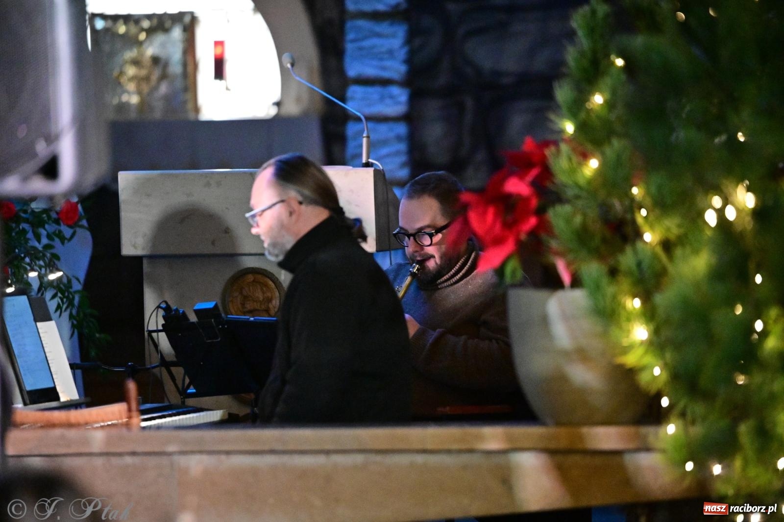 Zdjęcie w galerii na portalu naszraciborz.pl: Kolędowanie z zespołem Obdarowani na Płoni wiadomości z regionu