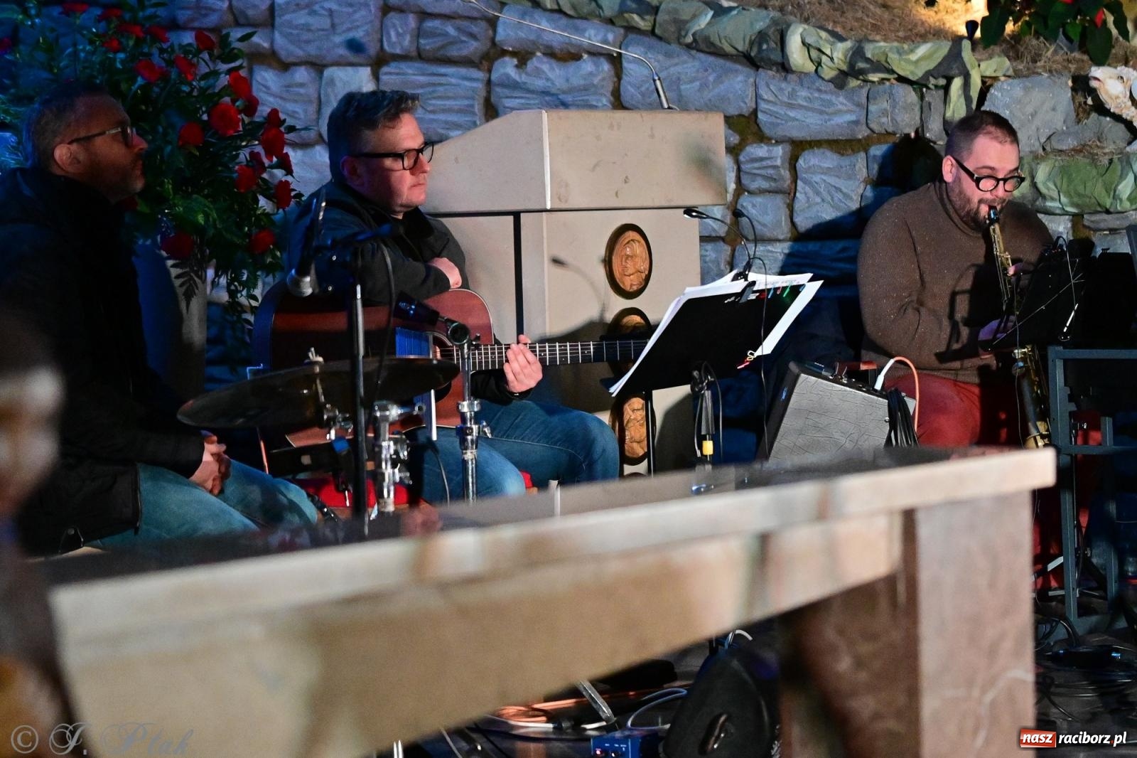 Zdjęcie w galerii na portalu naszraciborz.pl: Kolędowanie z zespołem Obdarowani na Płoni wiadomości z regionu