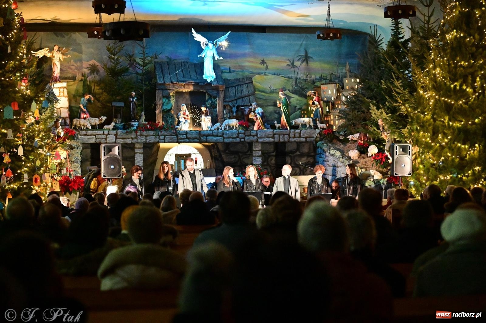 Zdjęcie w galerii na portalu naszraciborz.pl: Kolędowanie z zespołem Obdarowani na Płoni wiadomości z regionu