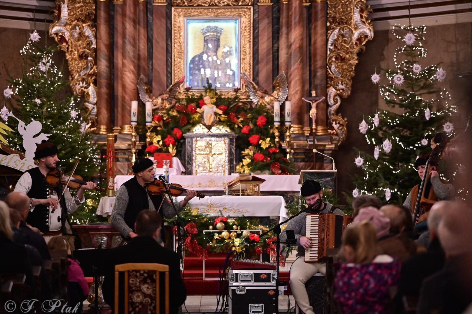 Zdjęcie w galerii na portalu naszraciborz.pl: Beskidzcy Zbóje u raciborskiej Pani wiadomości z regionu