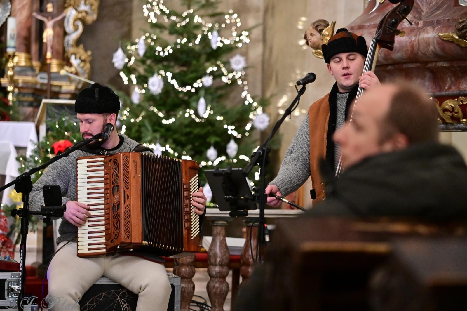 Zdjęcie w galerii na portalu naszraciborz.pl: Beskidzcy Zbóje u raciborskiej Pani wiadomości z regionu