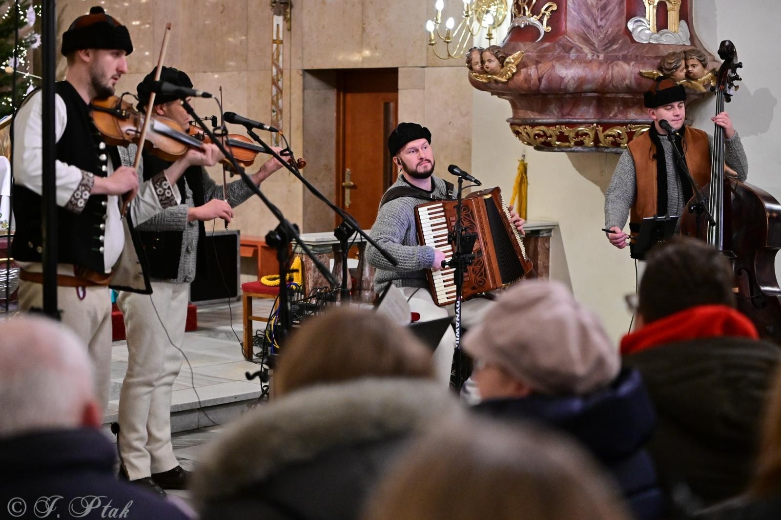 Zdjęcie w galerii na portalu naszraciborz.pl: Beskidzcy Zbóje u raciborskiej Pani wiadomości z regionu