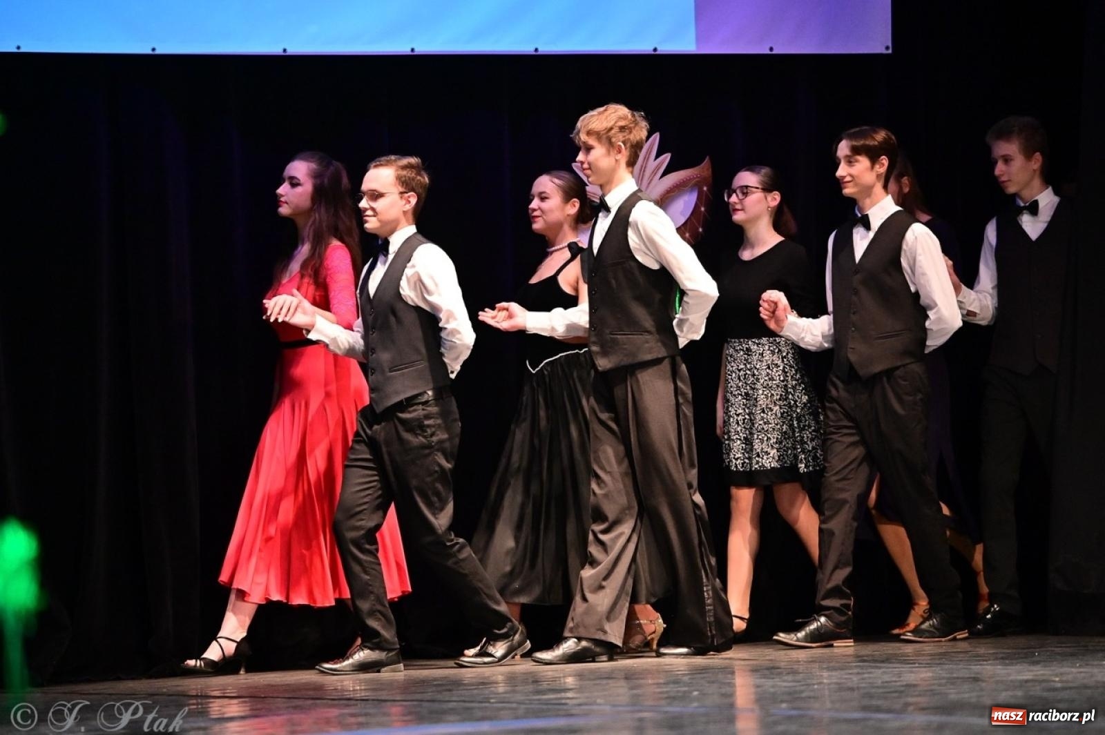 Zdjęcie w galerii na portalu naszraciborz.pl: Karnawałowy pokaz talentów młodych tancerzy MDK-u wiadomości z regionu