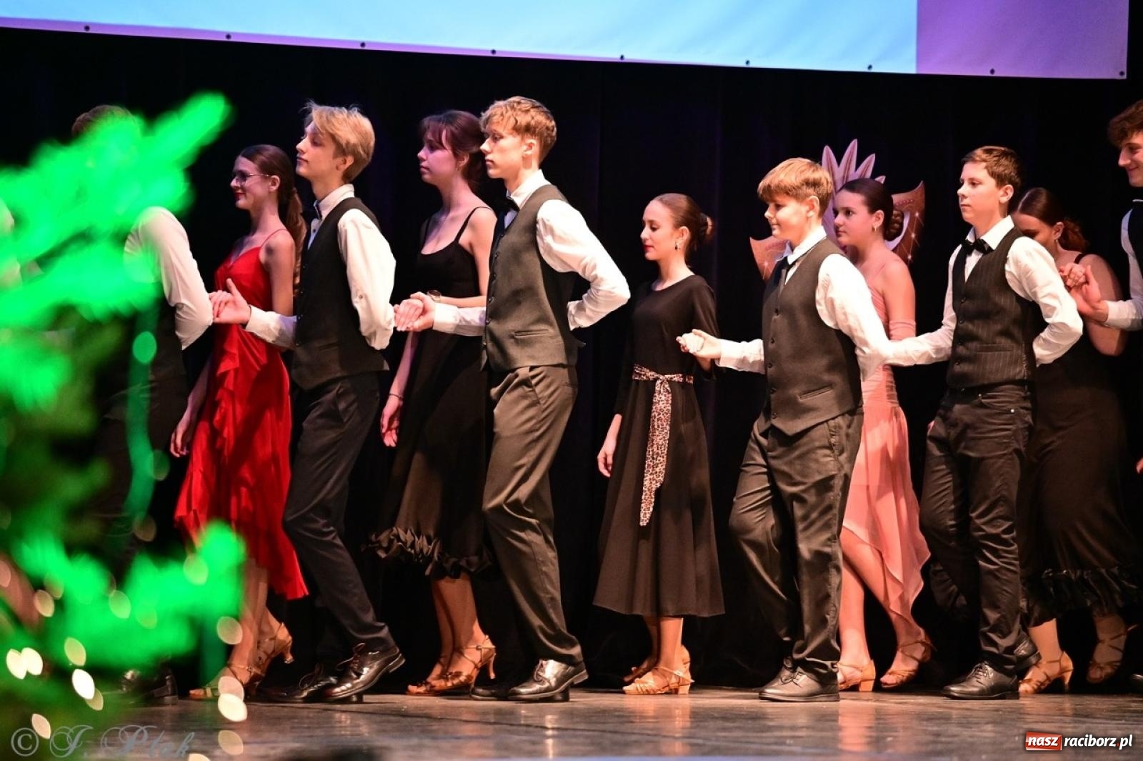 Zdjęcie w galerii na portalu naszraciborz.pl: Karnawałowy pokaz talentów młodych tancerzy MDK-u wiadomości z regionu