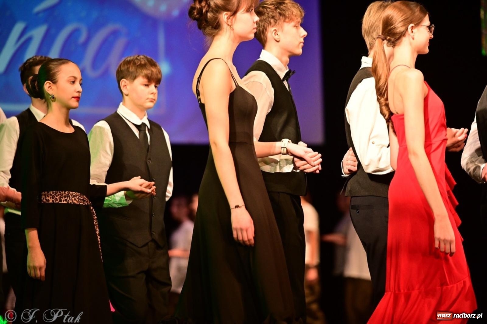 Zdjęcie w galerii na portalu naszraciborz.pl: Karnawałowy pokaz talentów młodych tancerzy MDK-u wiadomości z regionu