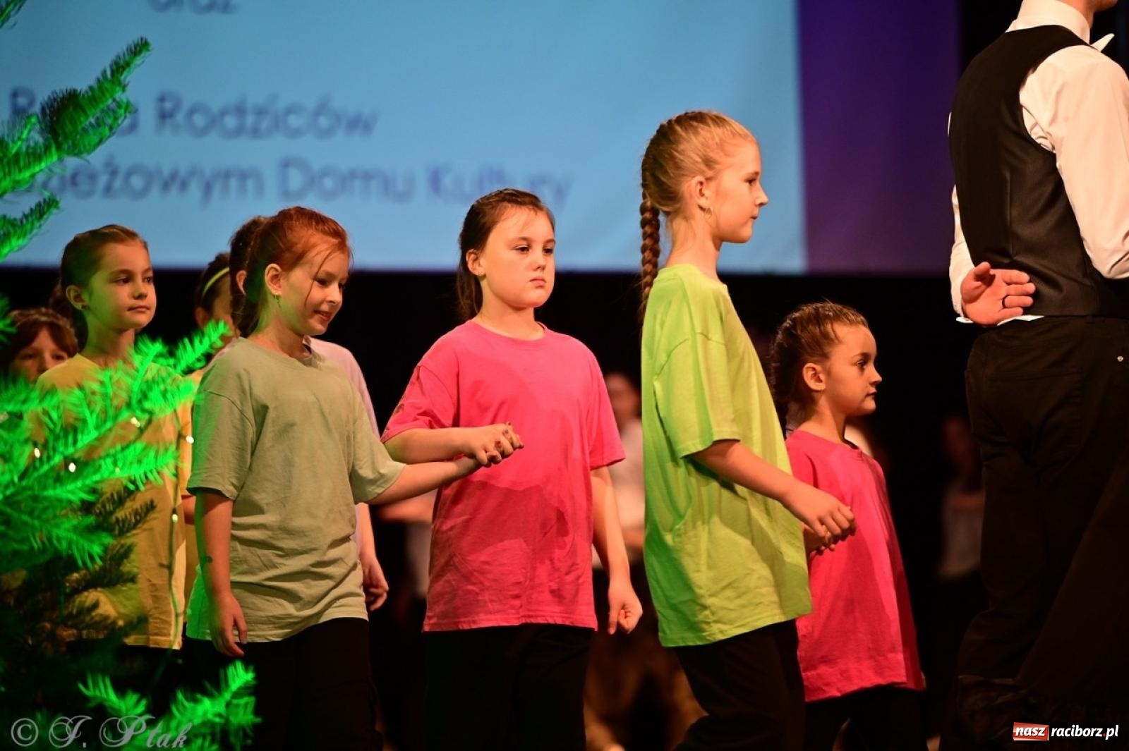 Zdjęcie w galerii na portalu naszraciborz.pl: Karnawałowy pokaz talentów młodych tancerzy MDK-u wiadomości z regionu