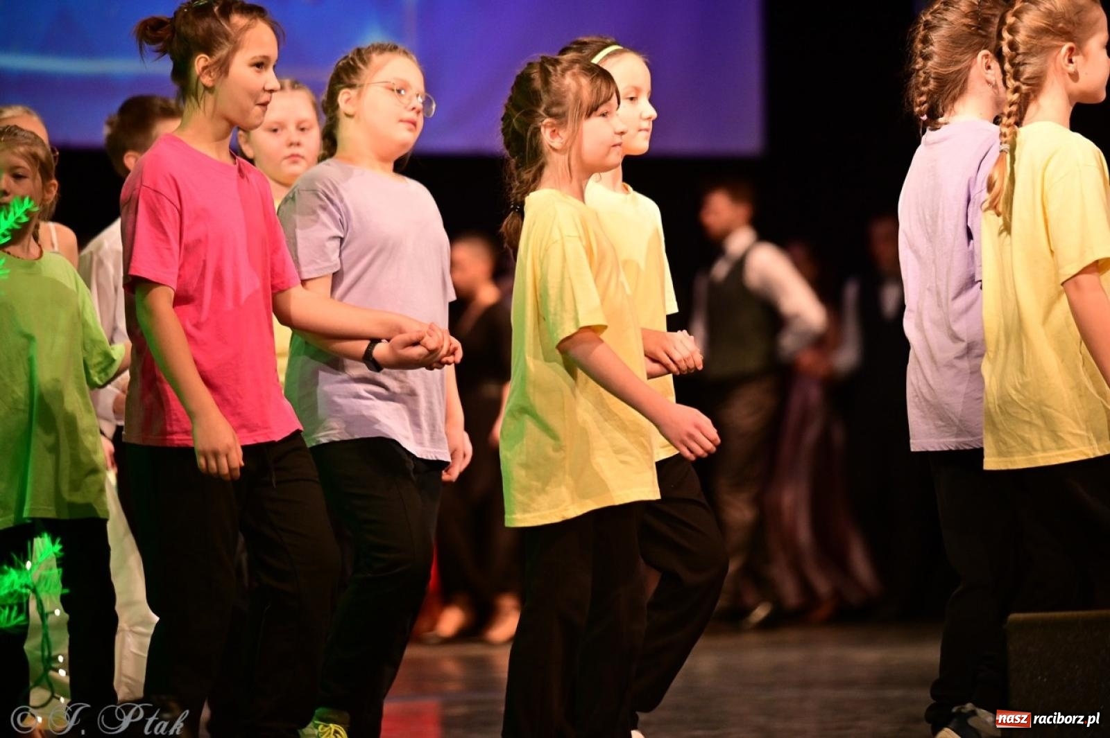 Zdjęcie w galerii na portalu naszraciborz.pl: Karnawałowy pokaz talentów młodych tancerzy MDK-u wiadomości z regionu