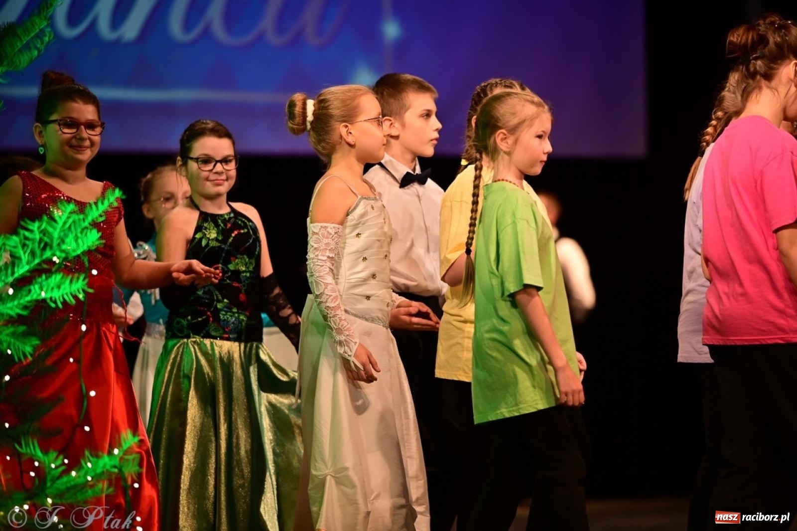Zdjęcie w galerii na portalu naszraciborz.pl: Karnawałowy pokaz talentów młodych tancerzy MDK-u wiadomości z regionu