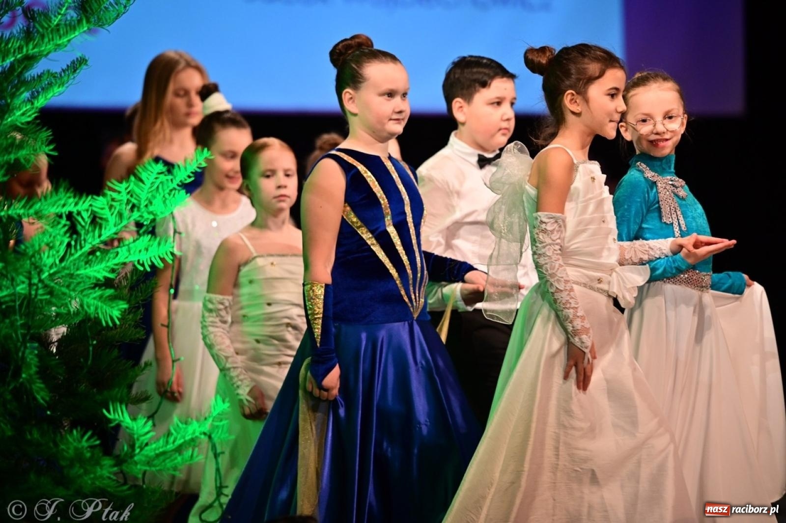 Zdjęcie w galerii na portalu naszraciborz.pl: Karnawałowy pokaz talentów młodych tancerzy MDK-u wiadomości z regionu