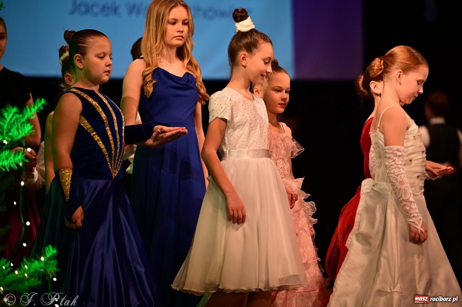 Zdjęcie w galerii na portalu naszraciborz.pl: Karnawałowy pokaz talentów młodych tancerzy MDK-u wiadomości z regionu