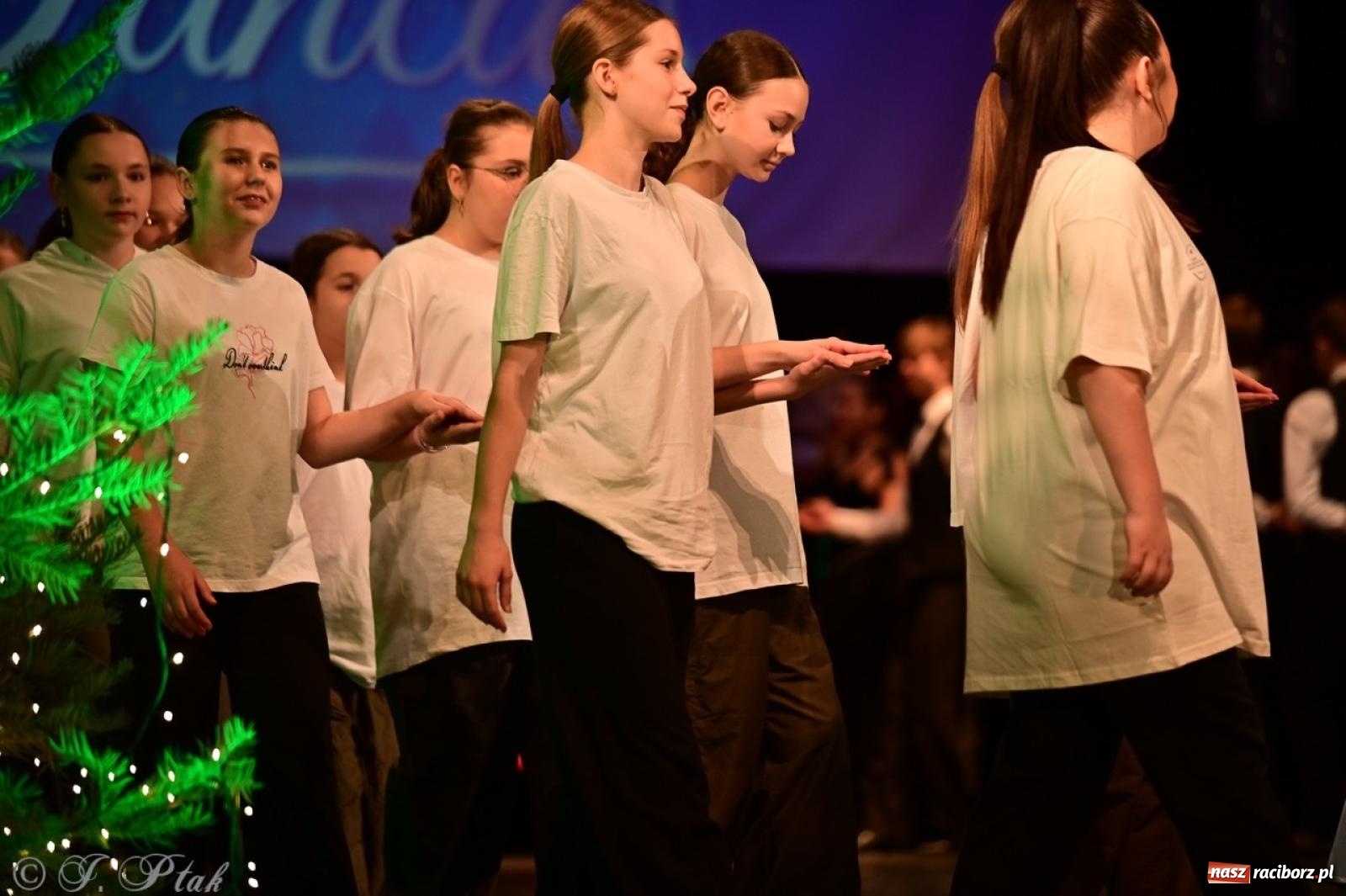 Zdjęcie w galerii na portalu naszraciborz.pl: Karnawałowy pokaz talentów młodych tancerzy MDK-u wiadomości z regionu