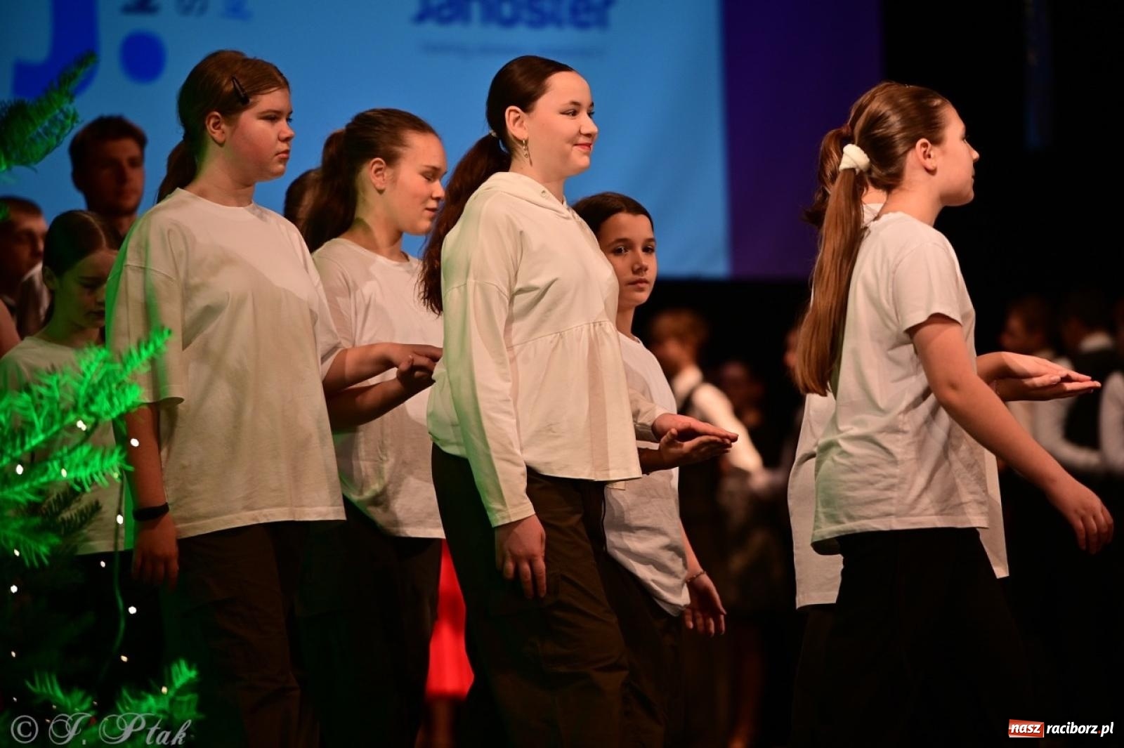 Zdjęcie w galerii na portalu naszraciborz.pl: Karnawałowy pokaz talentów młodych tancerzy MDK-u wiadomości z regionu