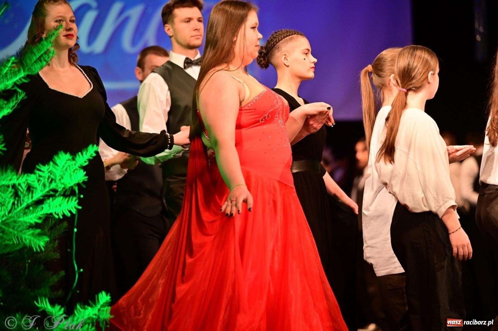 Zdjęcie w galerii na portalu naszraciborz.pl: Karnawałowy pokaz talentów młodych tancerzy MDK-u wiadomości z regionu