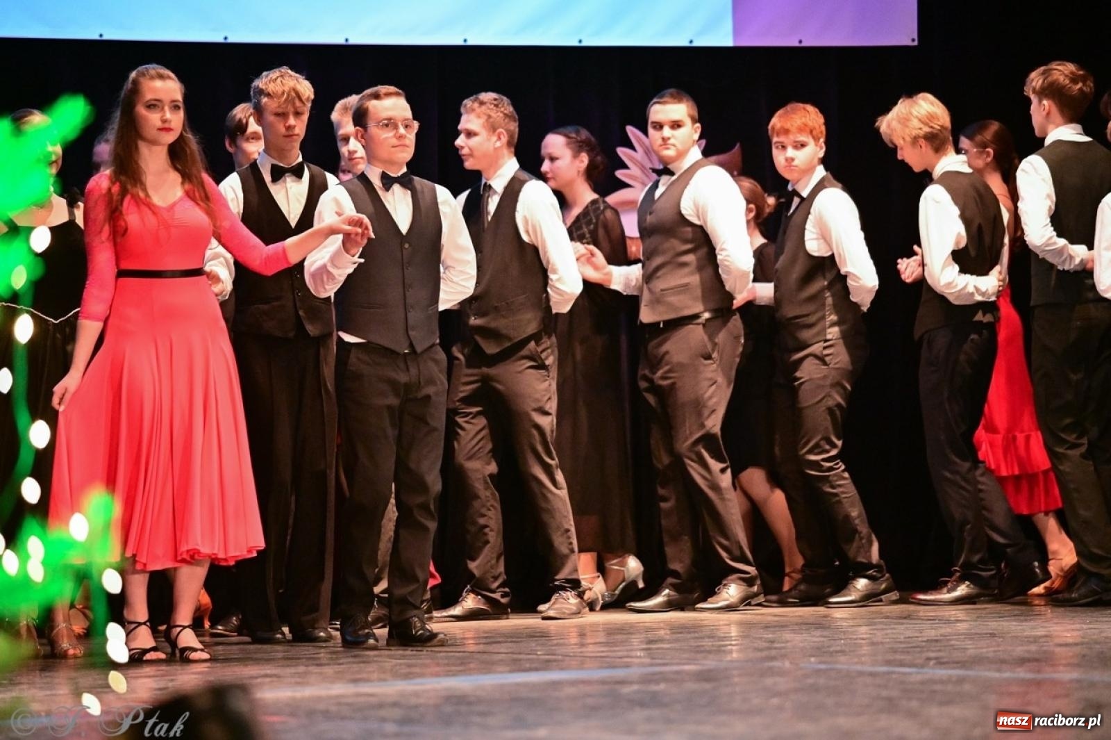 Zdjęcie w galerii na portalu naszraciborz.pl: Karnawałowy pokaz talentów młodych tancerzy MDK-u wiadomości z regionu