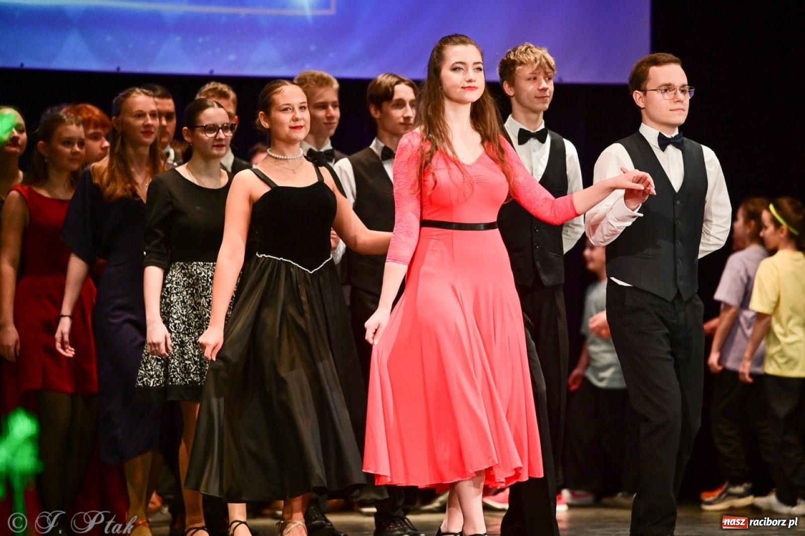 Zdjęcie w galerii na portalu naszraciborz.pl: Karnawałowy pokaz talentów młodych tancerzy MDK-u wiadomości z regionu